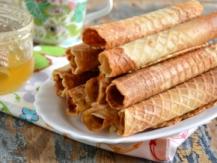 Thin waffle maker: a popular dessert in your home