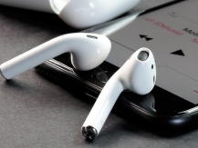 Siri voice assistant and moisture protection appear in AirPods 2