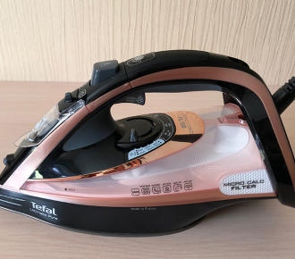Tefal FV9867 Ultimate Pure: self-cleaning sole iron overview