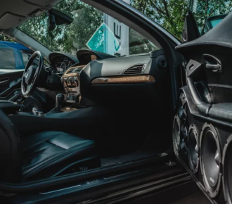 How to properly adjust the volume of a subwoofer in a car