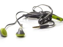 Wired headphones will help you listen to music or completely immerse yourself in the virtual world